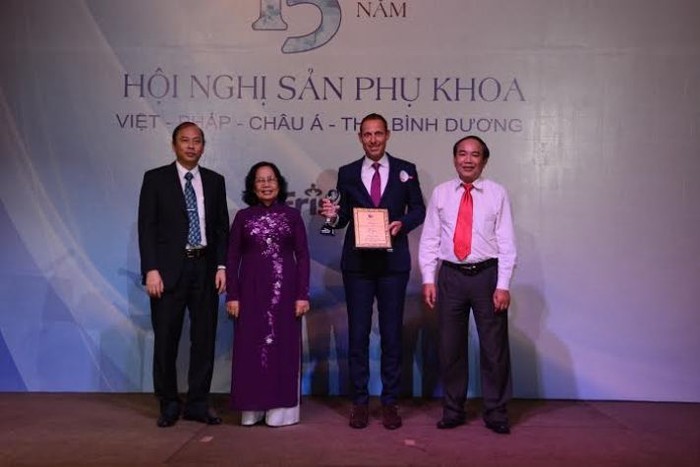 Đại diện công ty FrieslandCampina Việt Nam nhận kỷ niệm chương của Ban tổ chức