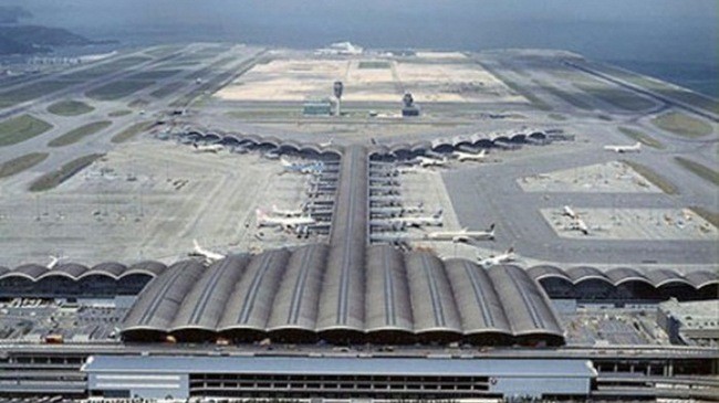 Theo TS Trần Đình Bá, hình ảnh được nhiều phương tiện truyền thông (trong đó có đài truyền hình Việt Nam - VTV) minh họa cho phối cảnh Dự án sân bay Long Thành này thực chất là hình ảnh sân bay quốc tế Chek Lap Kok – Hồng Kông.