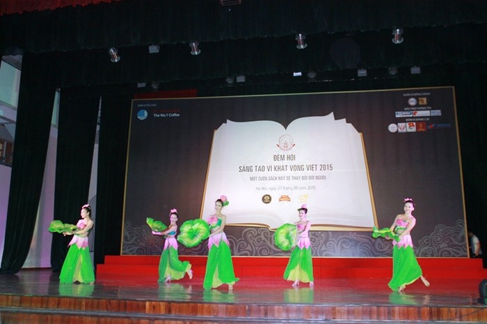 Đúng 19h 30 phút, Chương trình “Đêm hội sáng tạo vì khát vọng Việt 2015” mở màn với những tiết mục văn nghệ đặc sắc.