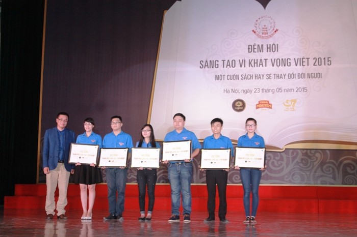 Ông Đặng Vũ Nhật Quang - Giám đốc Đối ngoại Tập đoàn Trung Nguyên tặng học bổng của Trung Nguyên cho sinh viên có thành tích xuất sắc trong học tập.