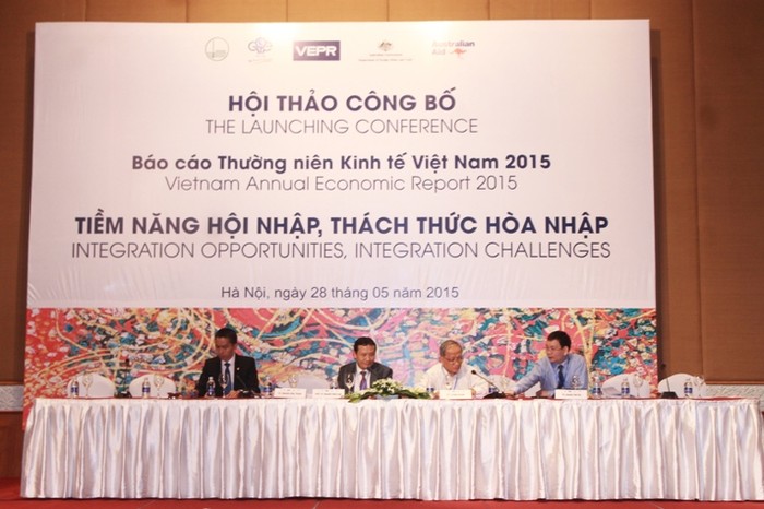 TS Nguyễn Đức Thành (ngoài cùng bên trái) thay mặt nhóm tác giải giới thiệu về Báo cáo Thường niên Kinh tế Việt Nam 2015