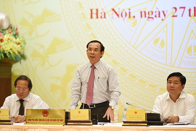 Bộ trưởng, Chủ nhiệm VPCP Nguyễn Văn Nên (ở giữa) Bộ trưởng Đinh La Thăng (bên phải) tại phiên họp báo Chính phủ thường kỳ tháng 5/2015. Ảnh: VGP/Quang Hiếu