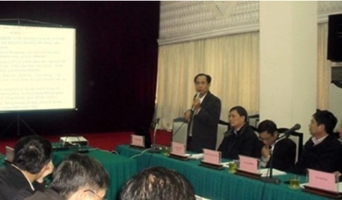 Ông Trần Đình Bá đang giảng bài “Phương pháp tính hiệu quả kinh tế đường bay trước các tiến sỹ là thứ trưởng – Cục trưởng HKVN ngày 13/2/2012 tại Hội trường Bộ GTVT. Ảnh: Báo GTVT.