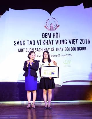 Bạn Lưu Thị Sen may mắn trúng thưởng chiếc iPad khi dự đoán chính xác đội đạt giải Nhất cuộc thi hùng biện.