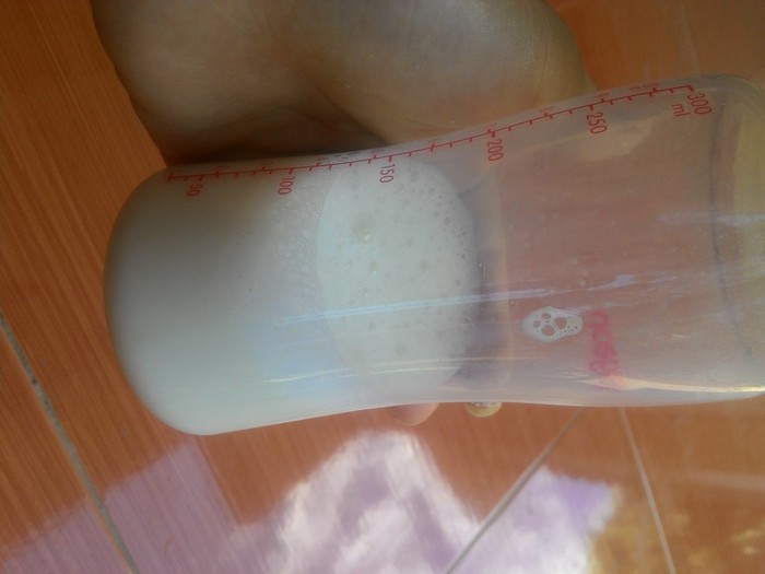 Ngay khi pha sữa PediaSure và cho vào bình cho cháu sự dụng chị Quyên phát hiện trên bề mặt hiện tượng bọt trắng xuất hiện nhiều