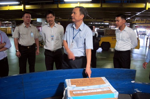 Cục phó Đào Văn Chương phát hiện hành lý của khách từ Mỹ về Tân Sơn Nhất bị cắt đứt băng dính (ảnh nguồn Vietnamnet)