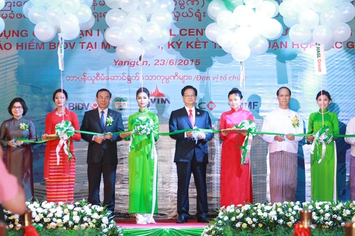 Thủ tướng Chính phủ Nguyễn Tấn Dũng và Phó Tổng thống Myanmar Sai Mauk Kham cắt bằng khánh thành giai đoạn 1 dự án Khu phức hợp HAGL Myanmar Center