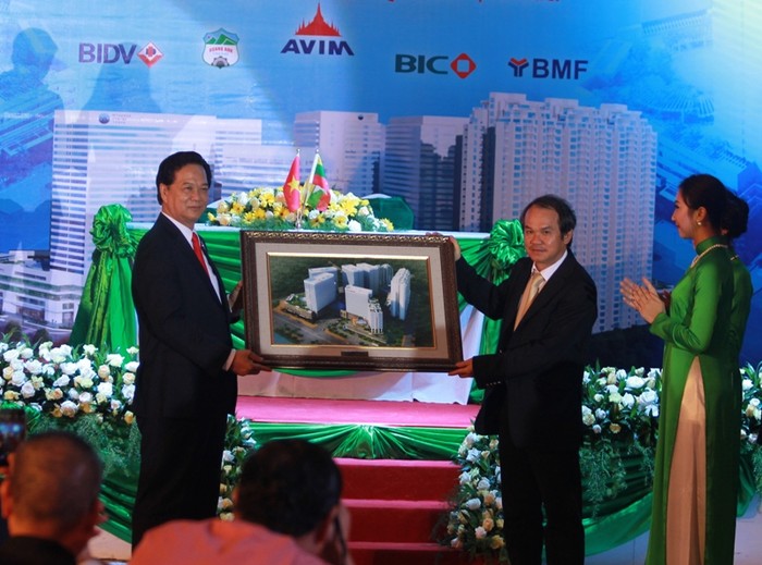 Thay mặt Công ty Cổ phần Hoàng Anh Gia Lai, ông Đoàn Nguyên Đức trao tặng Thủ tướng Nguyễn Tấn Dũng bức tranh đá quý mô phỏng phu phức hợp dự án Hoàng Anh Gia Lai Myanmar Center