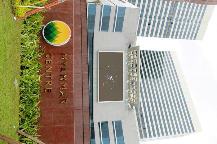 Mặt tiền của tòa cao ốc HAGL MyanmarCcenter nhìn ra trục đường chính chạy dọc TP Yangon. Vị trí dự án là trung tâm của thành phố lớn nhất đất nước Myanmar.