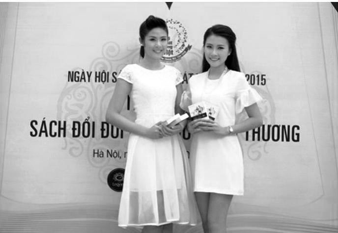 Thanh Tú (phải) và Hoa hậu Việt Nam 2010 Ngọc Hân đồng hành cùng Tập doàn Trung Nguyên tặng 100 triệu quyển sách đổi đời cho bạn trẻ.