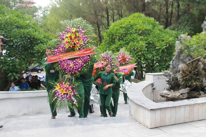 Đoàn đại biểu dâng vòng hoa, dâng hương tại đài tưởng niệm các chiến sĩ Than niên xung phong hy sinh tại Ngã ba Đồng Lộc.
