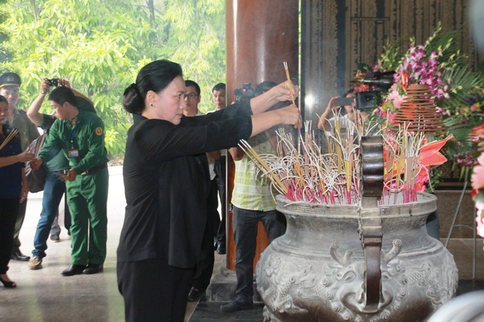 Phó Chủ tịch Quốc hội Nguyễn Thị Kim Ngân dâng hương tưởng trước anh linh các chiến sĩ Thanh niên xung phong hy sinh tại Ngã ba Đồng Lộc.
