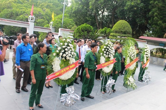 Các đại biểu dâng hương tại Đài tưởng niệm 10 nữ chiến sĩ thanh niên xung phong hy sinh tại Ngã ba Đồng Lộc