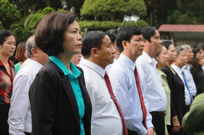 Bà Bùi Thị Hương - Giám đốc điều hành Vinamilk (áo xanh ngoài cùng tay trái) dâng vòng hoa tưởng niệm 10 nữ chiến sĩ Thanh niên xung phong hy sinh năm 1968 tại Ngã ba Đồng Lộc.