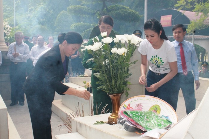 Phó Chủ tịch Quốc hội Nguyễn Thị Kim Ngân (áo đen bên trái) và Hoa hậu 2010 Ngọc Hân (ngoài cùng bên phải) thắp hương cho 1 trong 10 nữ thanh niên xung phong hy sinh tại Ngã ba Đồng Lộc.