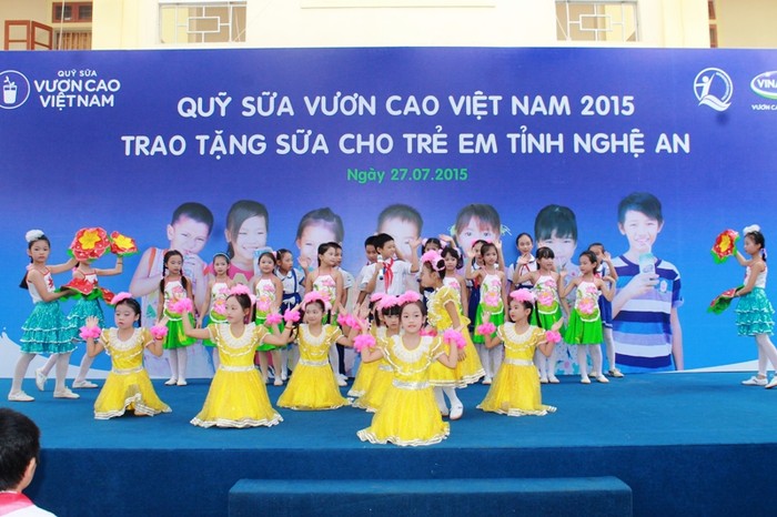 Chương trình trao sữa cho trẻ em tỉnh Nghệ An của Vinamilk và &quot;Quỹ Sữa vươn cao Việt Nam&quot; bắt đầu với tiết mục văn nghệ hấp dẫn của các em học sinh trường Tiểu học Đông Hiếu - Thị xã Thái Hòa - Nghệ An.