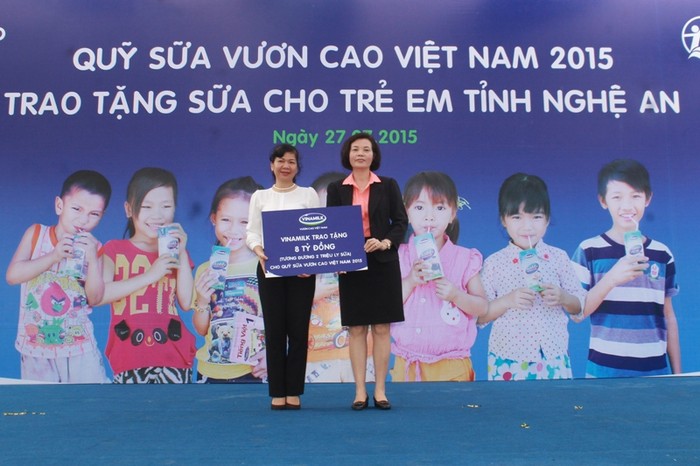 Bà Bùi Thị Hương - Giám đốc Điều hành Vinamilk, đại diện Vinamilk trao tặng biểu tượng 8 tỷ đồng, tương đương 2 triệu ly sữa cho &quot;Quỹ Sữa vươn cao Việt Nam&quot;.