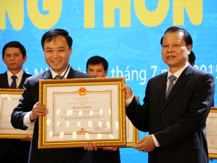 Phó Thủ tướng Chính phủ Vũ Văn Ninh trao bằng khen cho đại diện FrielslandCampina Việt Nam.