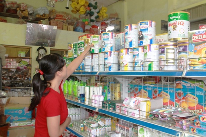 Chị Thanh Loan chọn sữa cho con dựa theo khuyến cáo sữa đúng độ tuổi.