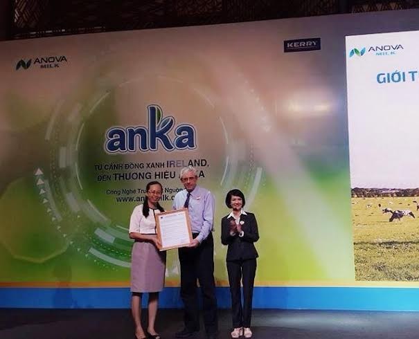Bà Ngô Thị Diễm Trang - đại diện Công ty nghiên cứu thị trường Ipsos Việt Nam (trái) trao giấy chứng nhận sản phẩm sữa Anka phù hợp với 1.000 trẻ trên 2 tuổi tại 4 thành phố lớn của Việt Nam.