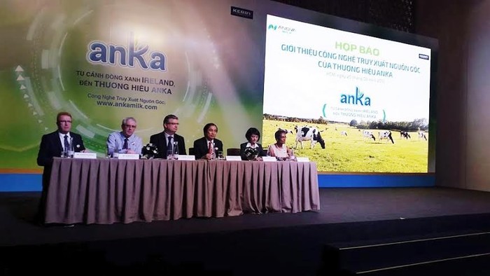 Lãnh đạo và chuyên gia của Anova Milk tham gia buổi họp báo giới thiệu sản phẩm sữa Anka và công nghệ truy xuất nguồn gốc sản phẩm.