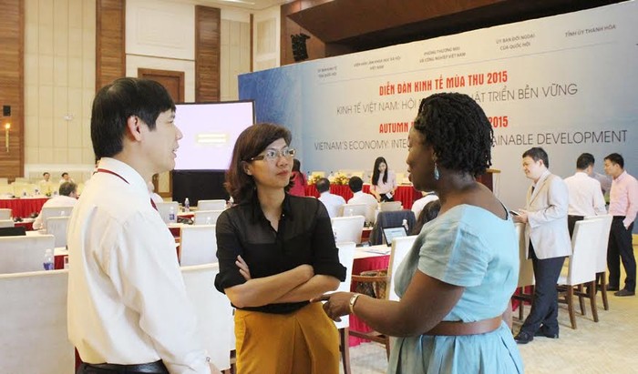 Ông Nguyễn Đình Xứng - Chủ tịch tỉnh Thanh Hóa trao đổi với bàn Victoria Kwakwa – Giám đốc Ngân hàng Thế giới (WB) tại Việt Nam nói về khả năng WB tài trợ phát triển cho Thanh Hóa.
