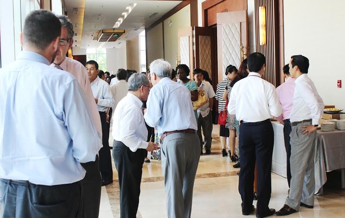 Bên lề Diễn đàn, tại hành lang Hội trường Trung tâm Hội nghị Quốc tế FLC Sầm Sơn, các đại biểu và diễn giả cũng tranh thủ trao đổi chuyên môn và trả lời phỏng vấn báo chí.
