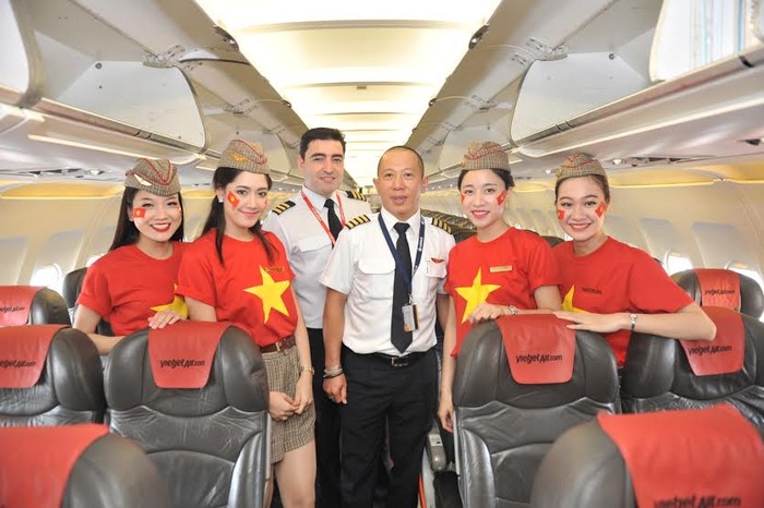 Tiếp viên Vietjet với trang phục áo cờ đỏ sao vàng chào đón hành khách