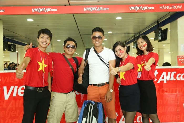 Chiếc áo cờ đỏ sao vàng sặc sỡ của tiếp viên Vietjet chào đón hành khách