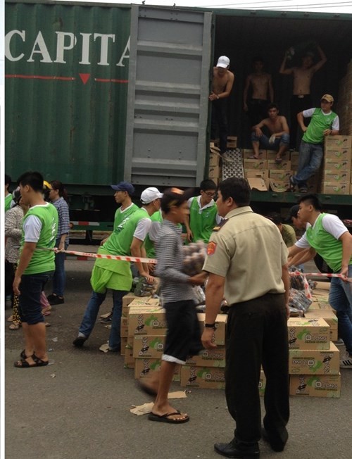 Xe container chở hàng nghìn sản phẩm trà xanh C2 Ô Long tặng người lao động TP.HCM (ảnh nguồn Gia đình xã hội).