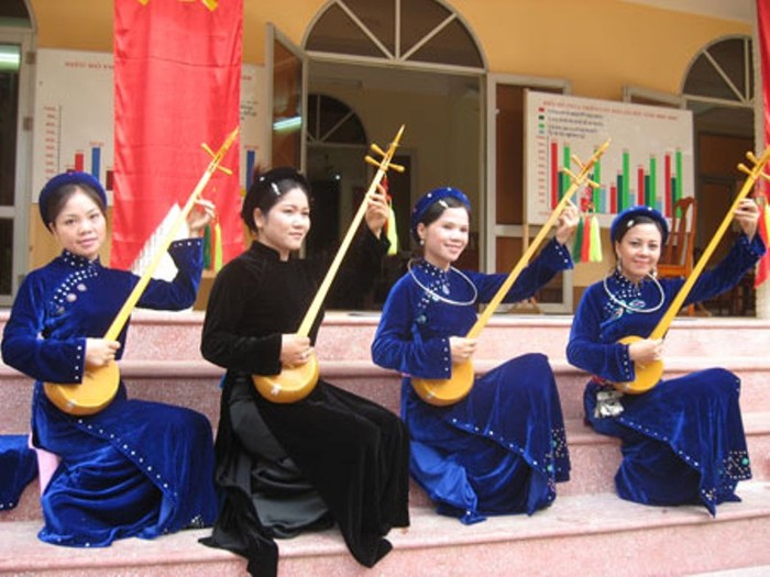 Đội văn nghệ huyện Na Hang, Tuyên Quang biểu diễn hát Then. Ảnh: Quang Huy - Cổng thông tin điện tử tỉnh Tuyên Quang.