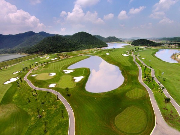 Sân golf hiện đại với tiêu chuẩn quốc tế.