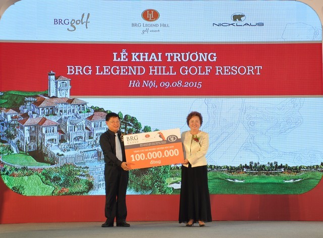 Tập đoàn BRG trao tặng các hộ nghèo của huyện Sóc Sơn 100 triệu đồng nhằm góp phần chung tay chia sẻ những khó khăn trong cuộc sống của người dân.
