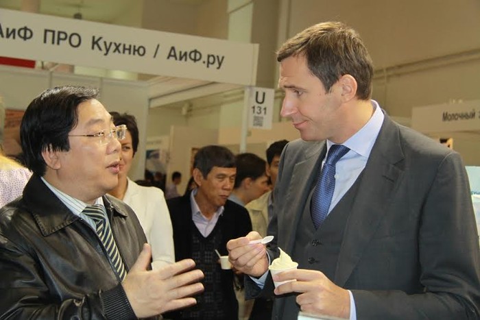 Ông Denis Butsaev, Phó Thống đốc tỉnh Moscow và ông Nguyễn Thanh Sơn, Đại sứ Việt Nam tại Nga tới thăm.