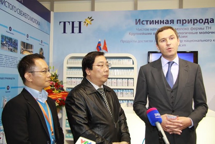 Ông Denis Butsaev, Phó Thống đốc tỉnh Moscow (ngoài cùng bên phải) chia sẻ với báo giới