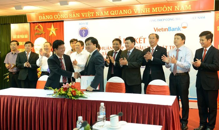 Tổng Giám đốc VietinBank Lê Đức Thọ và Thứ trưởng Bộ Y tế Phạm Lê Tuấn ký kết thỏa thuận hợp tác.