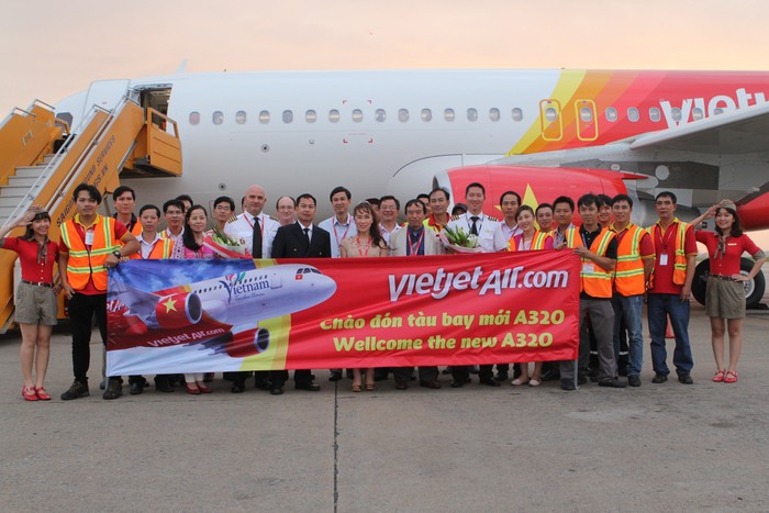 Ban lãnh đạo Vietjet hân hoan chào đón máy bay A320 Sharklet mang số hiệu VN-A662.