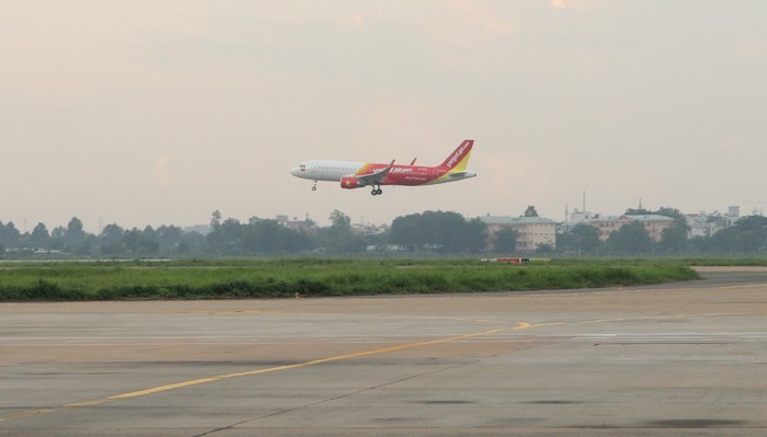 Chiếc Airbus A320 thứ 27 của Vietjet chuẩn bị hạ cánh xuống sân bay Tân Sơn Nhất.