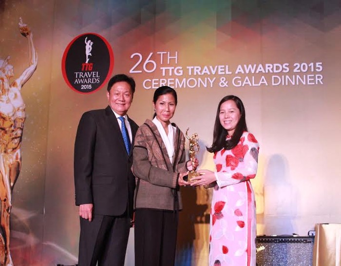 Bà Nguyễn Thị Thuý Bình, Phó Tổng giám đốc, đại diện Vietjet nhận giải thưởng “Best Asian Low Cost Carrier” năm 2015.