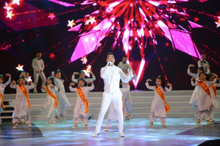 Đêm chung kết Hoa hậu Hoàn vũ Việt Nam 2015 gây ấn tượng mạnh bởi dàn ca sĩ biểu diễn ấn tượng với tên ca sĩ hàng đầu Việt Nam.
