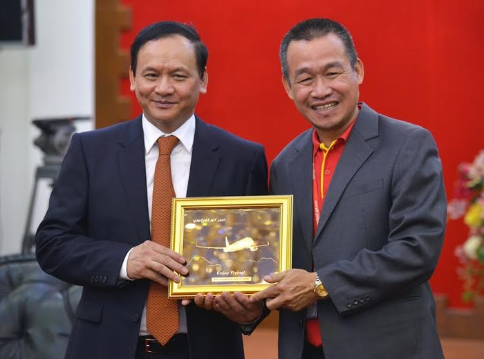 Giám đốc điều hành Lưu Đức Khánh tặng quà lưu niệm cho Thứ Trưởng Bộ GTVT Nguyễn Nhật