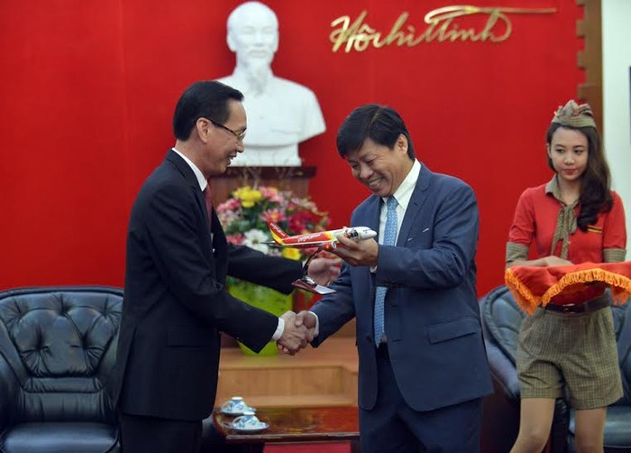 Phó CT HĐQT Nguyễn Thanh Hùng tặng quà lưu niệm cho Phó Chủ tịch UBND TP.HCM Lê Thanh Liêm.
