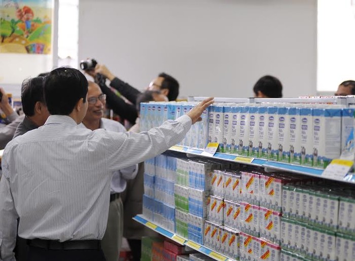 Khách hàng tham quan điểm bán hàng “Tự hào hàng Việt Nam” tại cửa hàng Vinamilk Nghệ An, nơi trưng bày và bán hơn 200 sản phẩm các loại của Vinamilk đạt chất lượng theo tiêu chuẩn của Việt Nam và quốc tế.