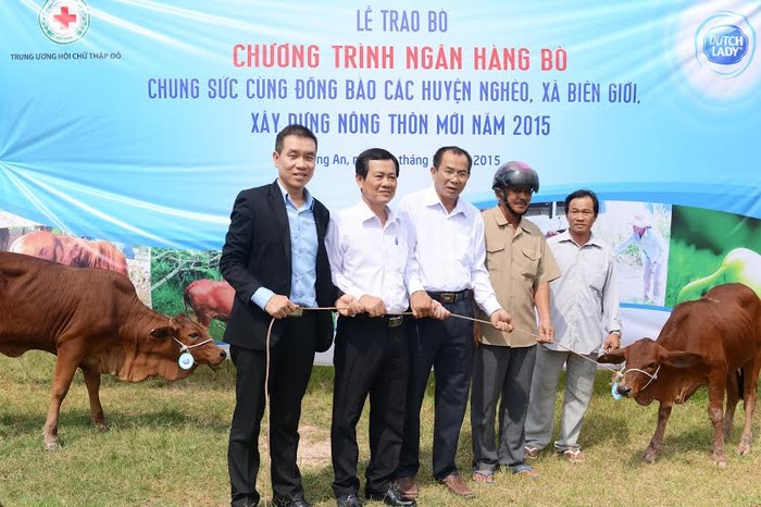 Ông Trương Văn Toàn - Giám đốc đối ngoại, Pháp chế và Chế định của Công ty FrieslandCampina Việt Nam (ngoài cùng bên trái) đại diện Công ty FrieslandCampina Việt Nam trao tặng bò cho nông dân.