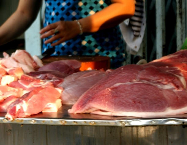 Nhiều mẫu thịt được kiểm tra trên thị trường còn tồn dư chất kháng sinh và chất tạo nạc (ảnh Trung Hào - VnExpress)