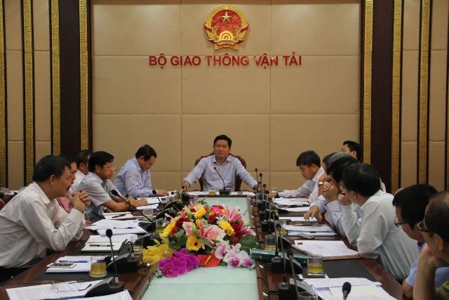 Bộ trưởng Đinh La Thăng chủ trì cuộc họp về giải pháp nâng cao chất lượng dịch vụ tại CHKQT Tân Sơn Nhất (ảnh nguồn mt.gov.vn)