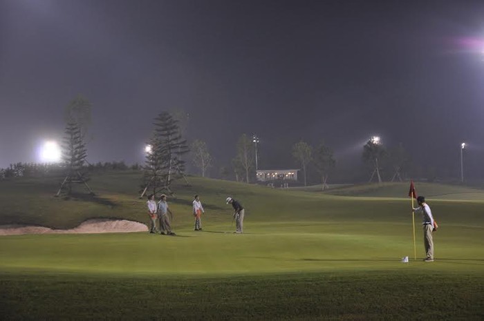 Golf thủ trải nghiệm chơi gôn buổi tối.
