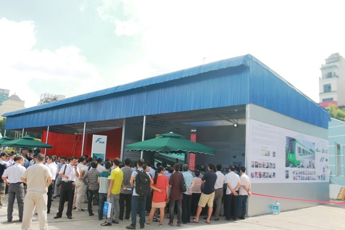 Người dân thủ đô có mặt từ sớm để theo dõi sự kiện mở cửa trưng bày tàu điện mẫu Cát Linh - Hà Đông.