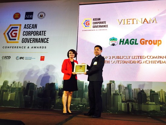 Đại diện Hoàng Anh Gia Lai nhận Giải thưởng Quản trị Doanh nghiệp ASEAN 2015 (ảnh nguồn Tập đoàn Hoàng Anh Gia Lai)
