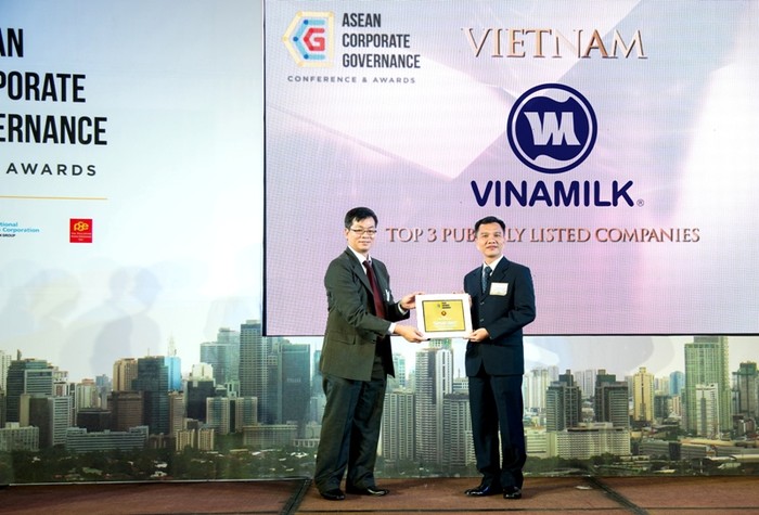 Ông Nguyễn Trung – Giám đốc hoạch định Chiến lược Vinamilk đại diện công ty nhận giải thưởng công ty có điểm Quản trị tốt nhất Việt Nam trong lễ trao giải Quản trị công ty khu vực Asean tại Manila, Philippines